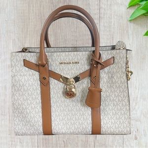 Michael Kors purse- mint condition, inside could be cleaned